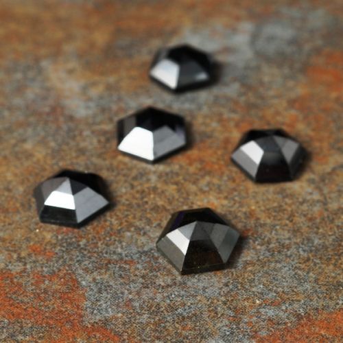 Facetted black spinel cabochons